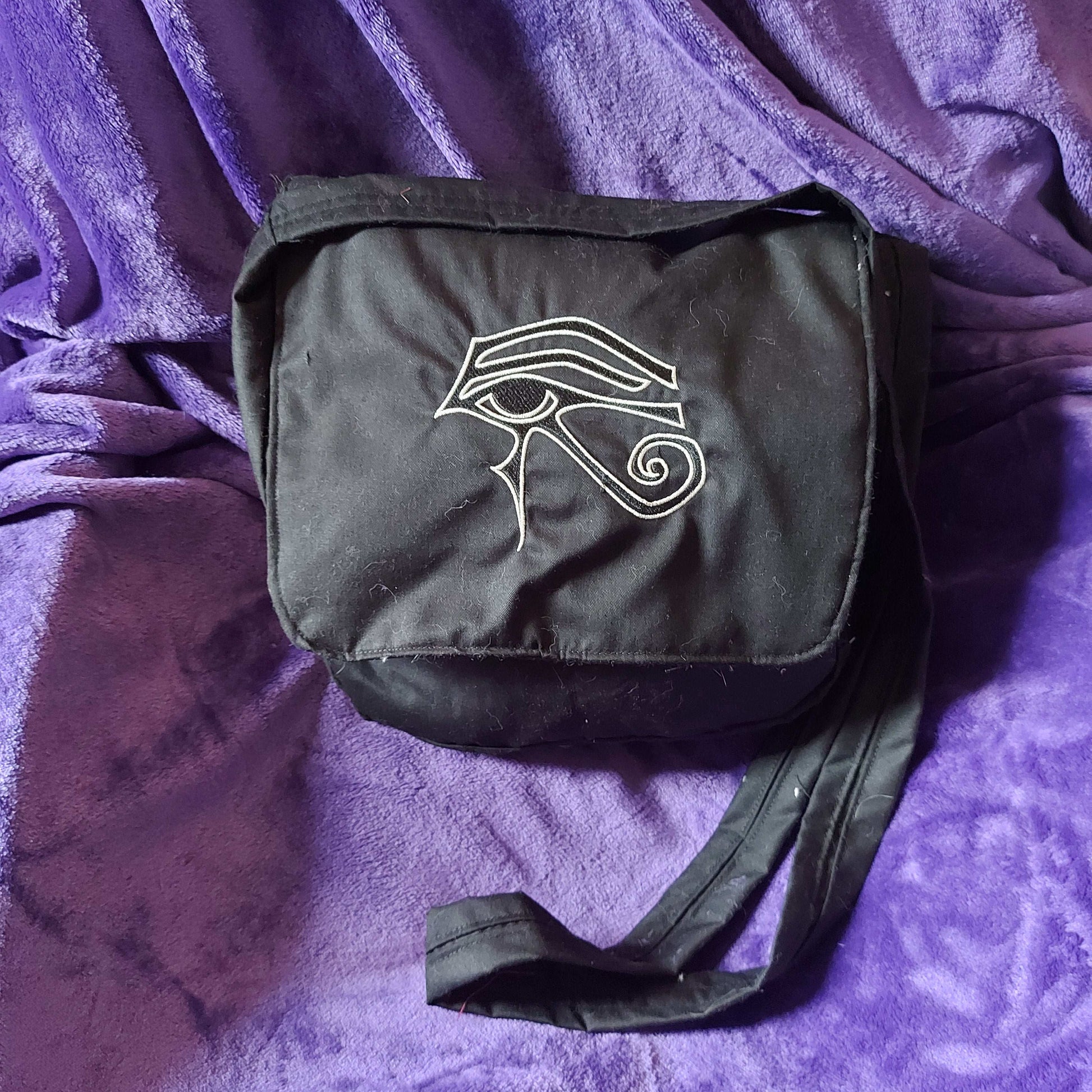 TWENTY FIVE FLOOR MESSENGER BAG